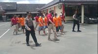 Tim Resmob Polres Blora saat menggiring sejumlah pelaku tindak kriminal di wilayah hukum Kabupaten Blora, Jawa Tengah. (Liputan6.com/Ahmad Adirin)
