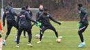 Gelandang RB Salzburg Brenden Aaronson (tengah) dan timnya mengambil bagian dalam sesi latihan di Salzburg, 15 Februari 2022. RB Salzburg akan menjamu Bayern Munchen pada leg pertama babak 16 besar Liga Champions 2021/2022 di Red Bull Arena, Kamis (16/2/2022) dini hari WIB. (KERSTIN JOENSSON/AFP)
