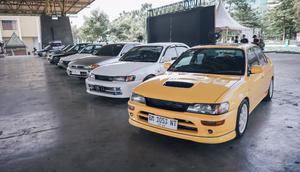 Mobil member Great Corolla Club (GCC) terparkir rapi di acara Jamboree Nasional (Jamnas) ke-5 di Sabilulungan Dome, Soreang, Jawa Barat.