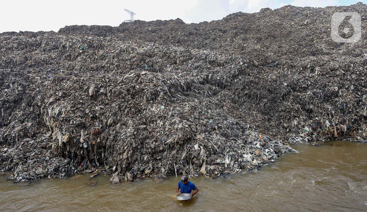 Kondisi ini menyebabkan aliran air Kali Pasanggrahan tersumbat saat hujan deras. (merdeka.com/Arie Basuki)