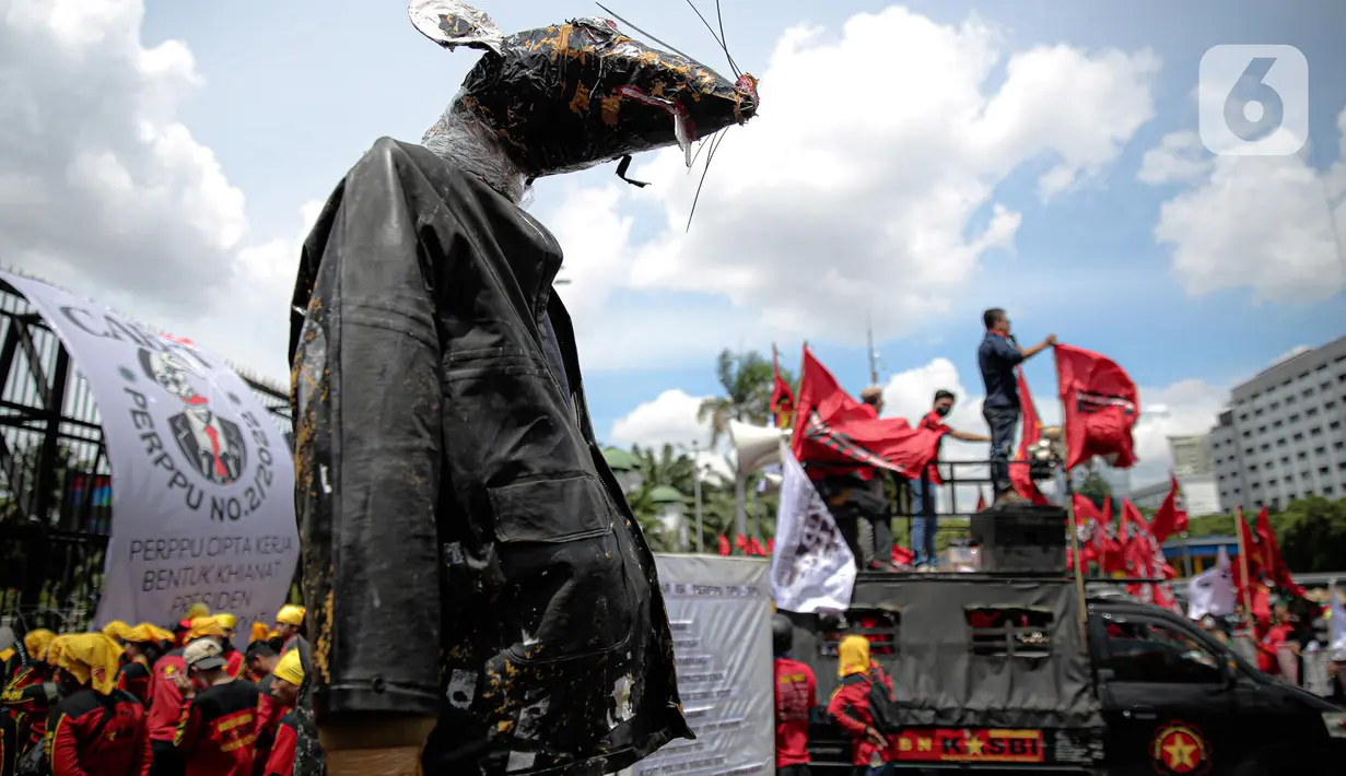 Puluhan elemen buruh menggeruduk gedung DPR RI, Jakarta, Selasa (10/1/2023). Dalam aksinya mereka menyuarakan penolakan terhadap Peraturan Pemerintah Pengganti Undang-Undang (Perppu) Cipta Kerja karena dinilai telah mengkhianati konstitusi. (Liputan6.com/Faizal Fanani)
