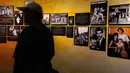 Seorang pengunjung berjalan menyaksikan pameran foto Bruce Lee menjelang peringatan 50 tahun kematian bintang seni bela diri tersebut yang jatuh pada tanggah 20 Juli 2023 di Museum Warisan Hong Kong di Hong Kong, 15 Juli 2023.  (AFP/May James)
