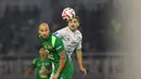 Pemain Persebaya, Risto Mitrevski berduel dengan pemain PSIM Yogyakarta, Nermin Haljeta pada pertandingan pembuka BRI Super League 2025/2026 di Stadion Gelora Bung Tomo, Jumat (08/08/2025) malam WIB. (Bola.com/Abdul Aziz)