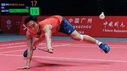 Tunggal putra Jepang, Kento Momota berusaha mengembalikan kok ke arah Anthony Sinisuka Ginting dari Indonesia pada laga final BWF World Tour Finals 2019 di Guangzhou, China, Minggu (15/12/2019).  Anthony gagal juara BWF World Tour Finals 2019 setelah takluk 21-17, 17-21, 14-21. (AP/Andy Wong)