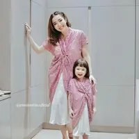 Para moms bisa tampil kembaran sama si kecil seperti potret Gisel dan Gempi satu ini. Padukan outerwear brokat dengan dress satin sebagai inner. (Instagram/gisel_la).
