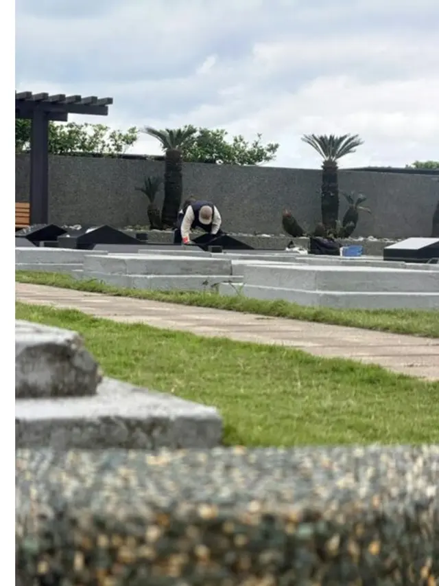 Potret DJ Koo Bersihkan Makam Barbie Hsu di Tahun Baru 2026, Warganet Terharu