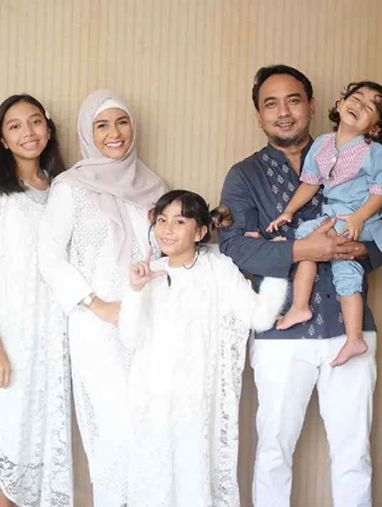 Potret Lebaran Meisya Siregar dan keluarga. Meisya dan kedua anak perempuannya mengenakan gamis dengan warna serupa (Liputan6.com/IG/meisya__siregar)