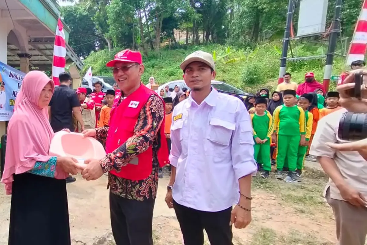 Walikota Cilegon, Helldy Agustian, Berikan Closet Jongkok Ke Masyarakat. (Sabtu, 17/09/2022). (istimewa).