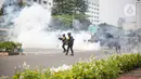 Polisi mengerahkan kendaraan taktis water cannon dan menembakkan gas air mata ke arah para pengunjuk rasa di depan pintu gerbang gedung DPR RI Jakarta, Senin (11/4/2022). Situasi mulai memanas akibat sejumlah pengunjuk rasa melempari petugas dengan berbagai benda lainnya (Liputan6.com/Faizal Fanani)