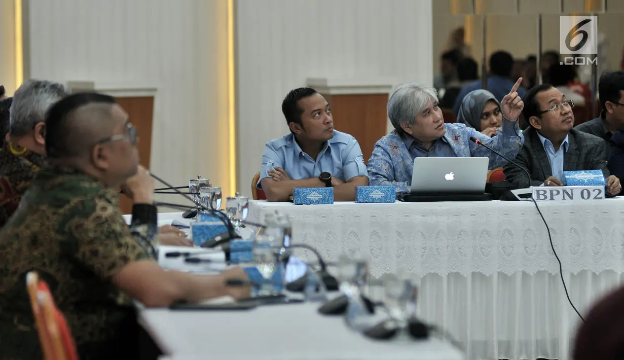 Perwakilan tim kampanye nomor urut 02 mengikuti pengundian zona kampanye rapat umum untuk peserta Pemilu 2019 di Kantor KPU RI, Jakarta, Rabu (6/3). Paslon nomor urut 02 Prabowo Subianto-Sandiaga Uno mendapatkan zona A. (merdeka.com/Iqbal S Nugroho)
