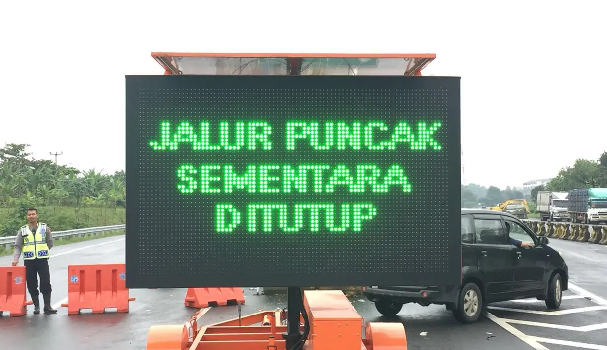 Papan informasi pengalihan arus lalu lintas usai terjadi longsor di kawasan Puncak Bogor, Jawa Barat (6/2). (Liputan6.com/Pool/Polres Bogor)