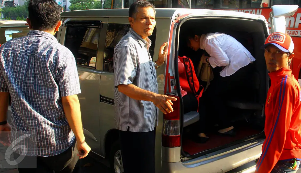 Pekerja menaiki minibus plat hitam yang berfungsi sebagai angkutan umum di kawasan Sarinah, Jakarta, Sabtu (27/6/2015). Jasa angkot gelap menjadi favorit di kawasan tersebut karena tarif yang relatif terjangkau. (Liputan6.com/Johan Tallo)