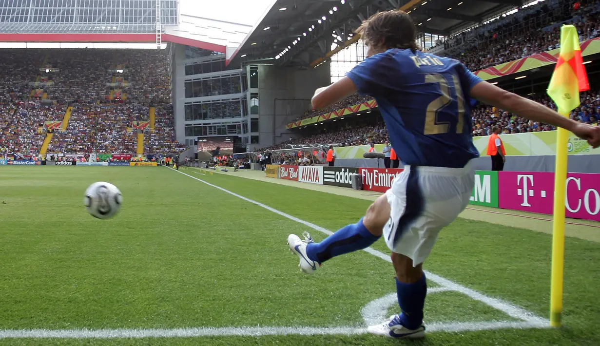 Gelandang Italia, Andrea Pirlo, melakukan tendangan sudut saat melawan Australia pada laga Piala Dunia di Stadion Fritz-Walter, Kaiserslautern, Senin (26/6/2017). Pada turnamen ini Pirlo berhasil mengantar Italia juara. (AFP/Patrick Hertzog)