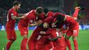 Para pemain Spartak Moskow merayakan gol yang dicetak Fernando ke gawang Liverpool pada laga Liga Champions di Stadion Otkrytie Arena, Moskow, Selasa (26/9/2017). Kedua klub bermain imbang 1-1. (AFP/Yuri Kadobnov)