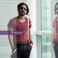 Vokalis Ariyo Wahab lebih dulu dikenal sebagai  bintang film. Ia terlibat dalam film Bintang menari yang populer tahun 2003. Setelah itu, ia merintis karier di dunia musik bersama dengan Pongki Barata, Baim dan Nugie. (Bambang E. Ros/Bintang.com)