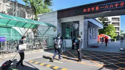 Para siswa memasuki gedung Sekolah Menengah No. 166 di Beijing, ibu kota China, (11/5/2020). Beijing pada Senin (11/5) memulai kembali kegiatan belajar di kelas untuk siswa tingkat akhir di seluruh sekolah menengah pertama seiring meredanya dampak COVID-19. (Xinhua/Peng Ziyang)