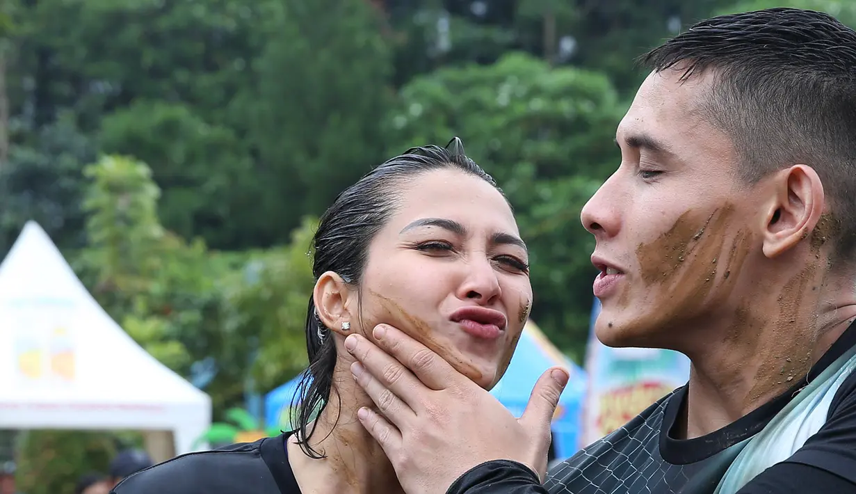 Seperti diketahui, pasangan ini sering kompak dalam menjalankan olahraga bersama. Bagi Bimo dan istri, olahraga merupakan hal yang sangat penting. Baginya, itu merupakan investasi buat kesehatannya.  (Bambang E. Ros/Bintang.com)