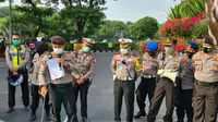 Sebanyak 4.263 personel gabungan dari TNI dan Polri siap menghadang 3.000 demonstran di Surabaya, Jawa Timur, Kamis, (8/10/2020). (Foto: Liputan6.com/Dian Kurniawan)