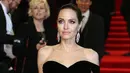 Aktris Angelina Jolie berjalan saat tiba menghadiri BAFTA Awards 2018 di London, Inggris (18/2). Angelina tampil cantik dan seksi mengenakan gaun berwarna hitam dengan pundak terbuka. (Photo by Vianney Le Caer/Invision/AP)