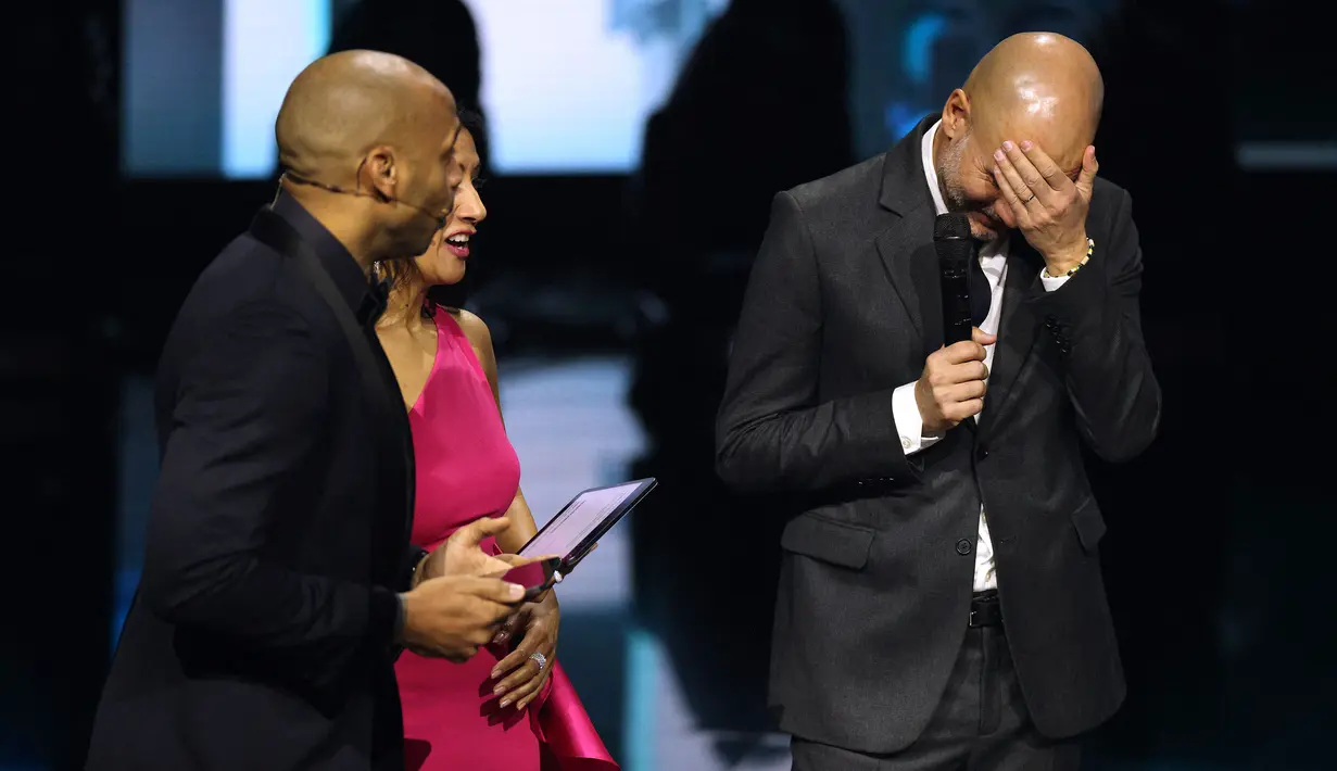 Ekspresi pelatih Manchester City, Pep Guardiola (kanan) saat memenangkan penghargaan pelatih terbaik FIFA 2023 ada acara Best FIFA Football Awards yang berlangsung di Eventim Apollo, Hammersmith, London, Senin (15/01/2024) waktu setempat. (AFP/Adrian Dennis)