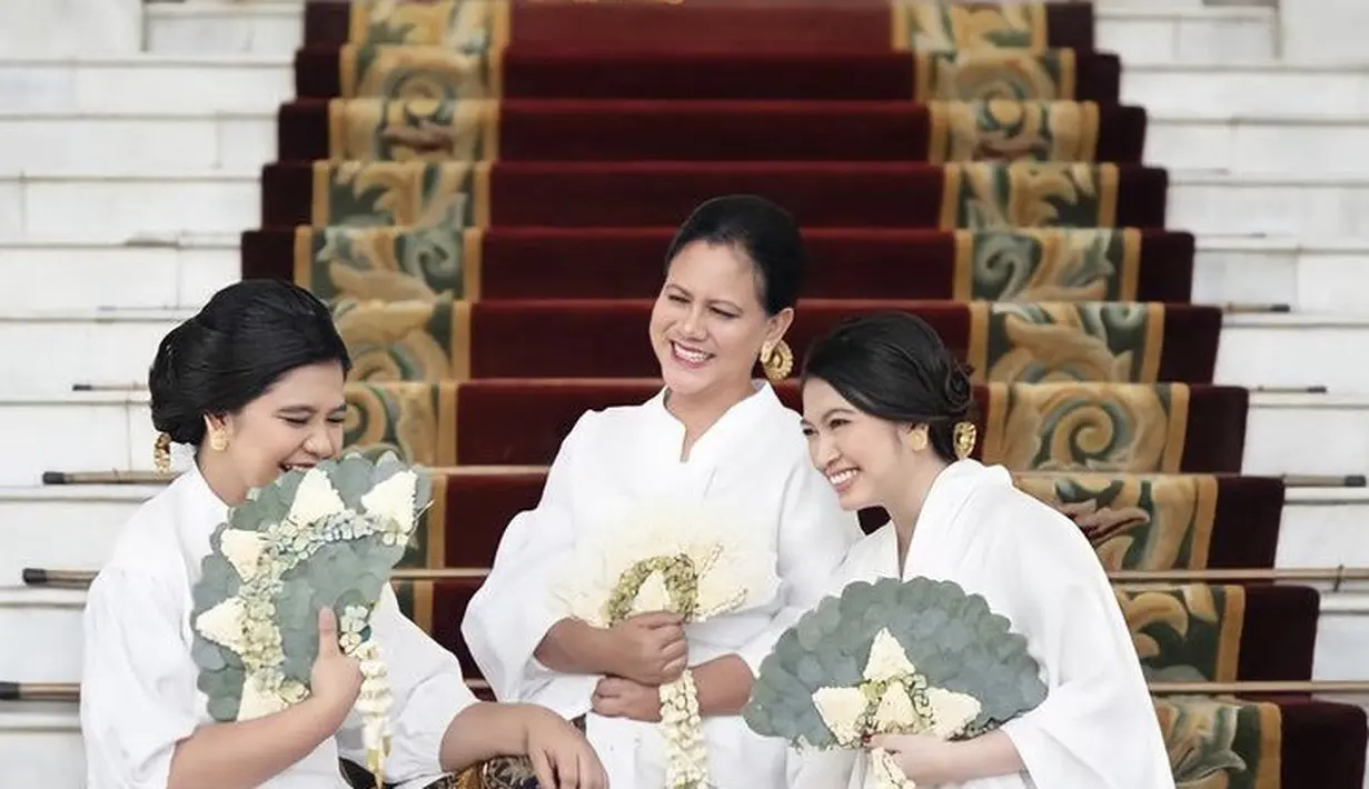 Meski jarang tampil berdua, Kahiyang dan Selvi tetap terlihat kompak. Misalnya keduanya bersama Iriana tampil serasi dengan kebaya putih dan kain batiknya. [@doleytobing]