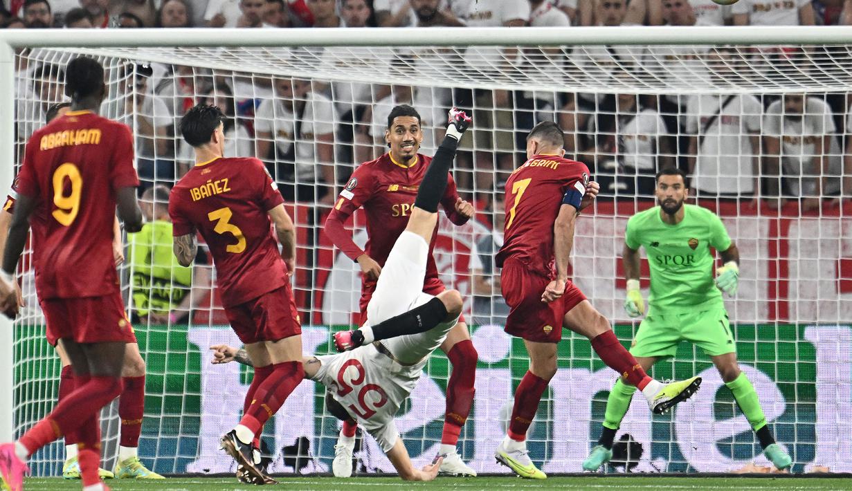 Pemain Sevilla, Lucas Ocampos (tengah), gagal memanfaatkan peluang di depan gawang AS Roma dalam partai final Liga Europa 2022/2023 yang berlangsung di Puskas Arena, Budapest, Kamis (1/6/2023) dini hari WIB. (AFP/Joe Klamar)