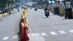 Pengendara motor melintasi Jalan Jatibaru di kawasan Tanah Abang, Jakarta, Selasa (19/6). Hingga H+4 Lebaran 2018 belum terlihat aktivitas pedagang kaki lima yang biasa berjualan di salah satu ruas jalan Jatibaru. (Liputan6.com/Helmi Fithriansyah)