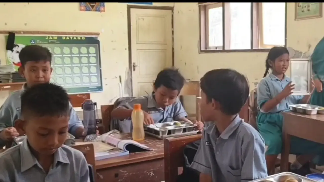 Para siswa di SMPN 1 Kragan, Kabupaten Rembang, Jawa Tengah tengah menyantap makan bergizi gratis yang disediakan pemerintah. (Liputan6.com/Arief Pramono)