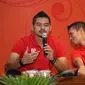 Dua ikon Persija Jakarta, Bambang Pamungkas dan Ismed Sofyan, saat berbuka puasa bersama The Jakmania di Kemayoran, Jakarta, Rabu (6/6/2018). (Dok. Media Persija)