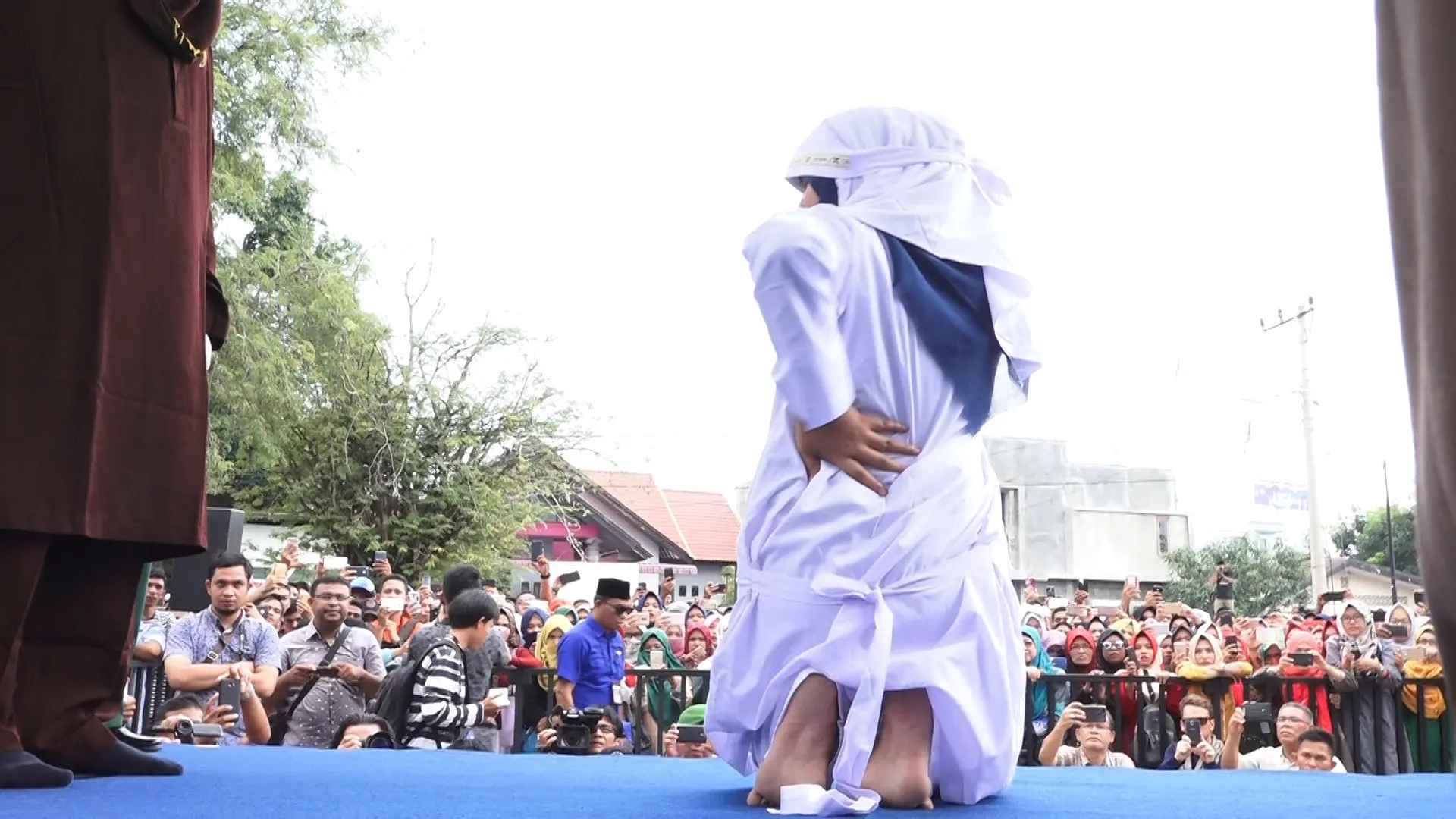 Hukuman cambuk yang dijalani dua PSK online merupakan eksekusi pertama setelah Gubernur Aceh mengeluarkan aturan pelaksanaan hukuman cambuk di dalam penjara. (Liputan6.com/Windy Phagta)