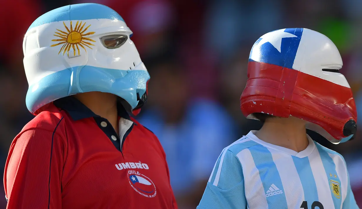 Dua suporter saat menyaksikan pertandingan antara Argentina melawan Chile pada Copa America Centenario 2016 di Levi's Stadium, California, AS (7/6). Argentina menang atas Chile dengan skor 2-1. (AFP/Thearon W. Henderson)