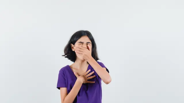 Ilustrasi menutup mulut saat batuk atau bersin/freepik.com/8photo