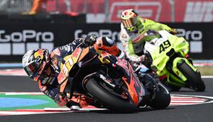 Pembalap Spanyol dari tim Red Bull KTM Factory Racing, Pedro Acosta (kiri), dan pembalap Italia dari tim Pertamina Enduro VR46 Raging, Fabio Di Giannantonio (kanan), berlomba pada sesi kualifikasi Grand Prix Moto GP Hungaria di sirkuit Balaton Park di Balatonfokajar, Hungaria, pada 23 Agustus 2025. (ATTILA KISBENEDEK/AFP)