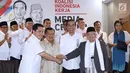 Bakal Calon Presiden petahana, Joko Widodo (kedua kanan depan) bersama Ketua Dewan Pengarah Tim Kampanye, Jusuf Kalla (kedua kiri depan) dan Ketua Tim Kampanye Nasional, Erick Thohir usai penetapan di Jakarta Jumat (7/9). (Liputan6.com/Helmi Fithriansyah)