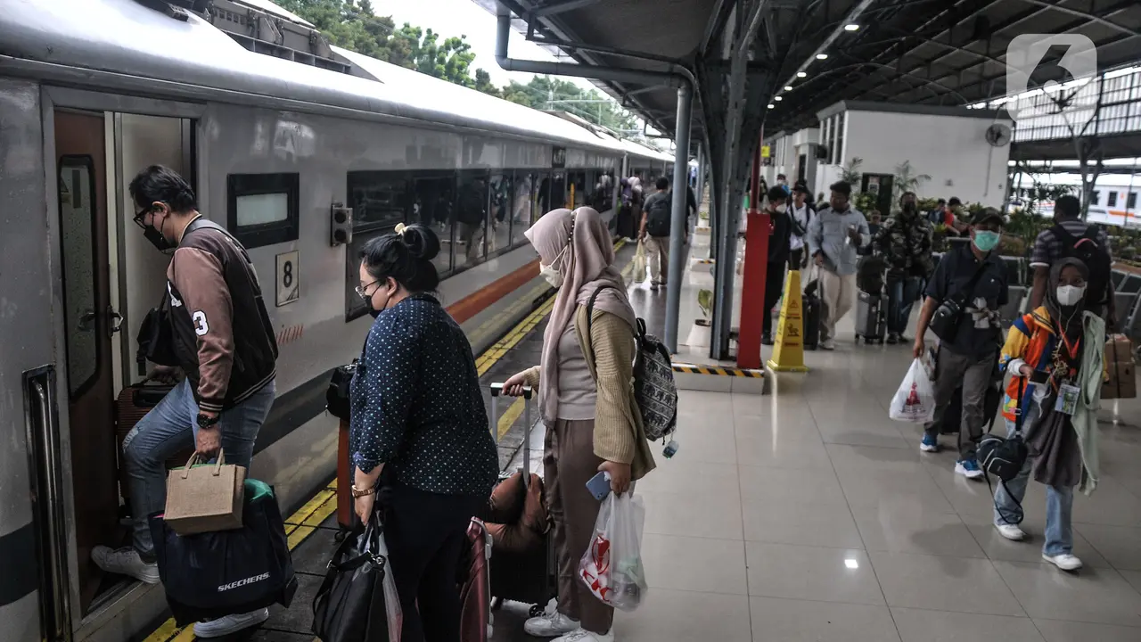 Libur Nataru, Ribuan Penumpang Padati Stasiun Pasar Senen
