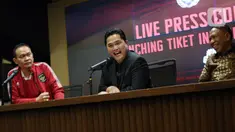 Ketua Umum PSSI Erick Thohir (tengah) bersama Wakil Ketua Umum PSSI Zainudin Amali (kanan) saat menyampaikan keterangan pers terkait penjualan tiket Timnas Indonesia melawan Argentina di Stadion Utama Gelora Bung Karno (SUGBK), Jakarta, Senin (29/5/2023). Erick Thohir mengatakan tiket termurah dijual dengan harga Rp 600 ribu, sementara harga tiket termahal Rp 4.250.000. (Liputan6.com/Faizal Fanani)