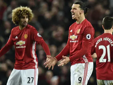 Striker Manchester United, Zlatan Ibrahimovic, merayakan gol yang dicetaknya ke gawang Liverpool pada laga Liga Inggris di Stadion Old Trafford, Inggris, Minggu (15/1/2017). Kedua tim bermain imbang 1-1. (AFP/Oli Scarff) 