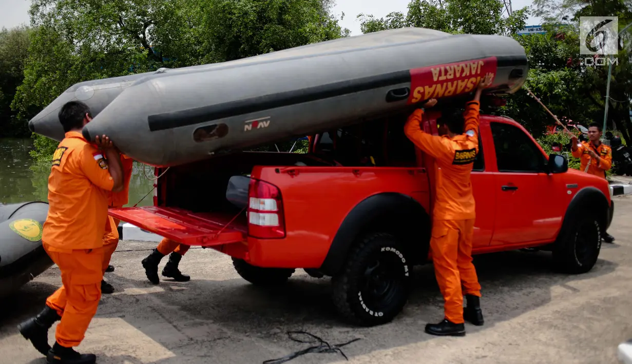 Petugas Basarnas mempersiapkan peralatan untuk melakukan evakuasi di Dermaga BTKP, Jakarta, Senin (29/10). Tim pencarian diberangkatkan ke Tanjung Karawang untuk melakukan pencarian pesawat Lion Air JT 610 jenis B737-8 Max. (Liputan6.com/Faizal Fanani)