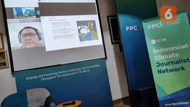 Alke Rabinsa Haesra, analis dari Climate Policy Initiative Indonesia dalam workshop ketiga FPCI bekerja sama dengan Kedutaan Denmark di Jakarta bertajuk Carbon Market. (Liputan6.com/Tanti Yulianingsih)