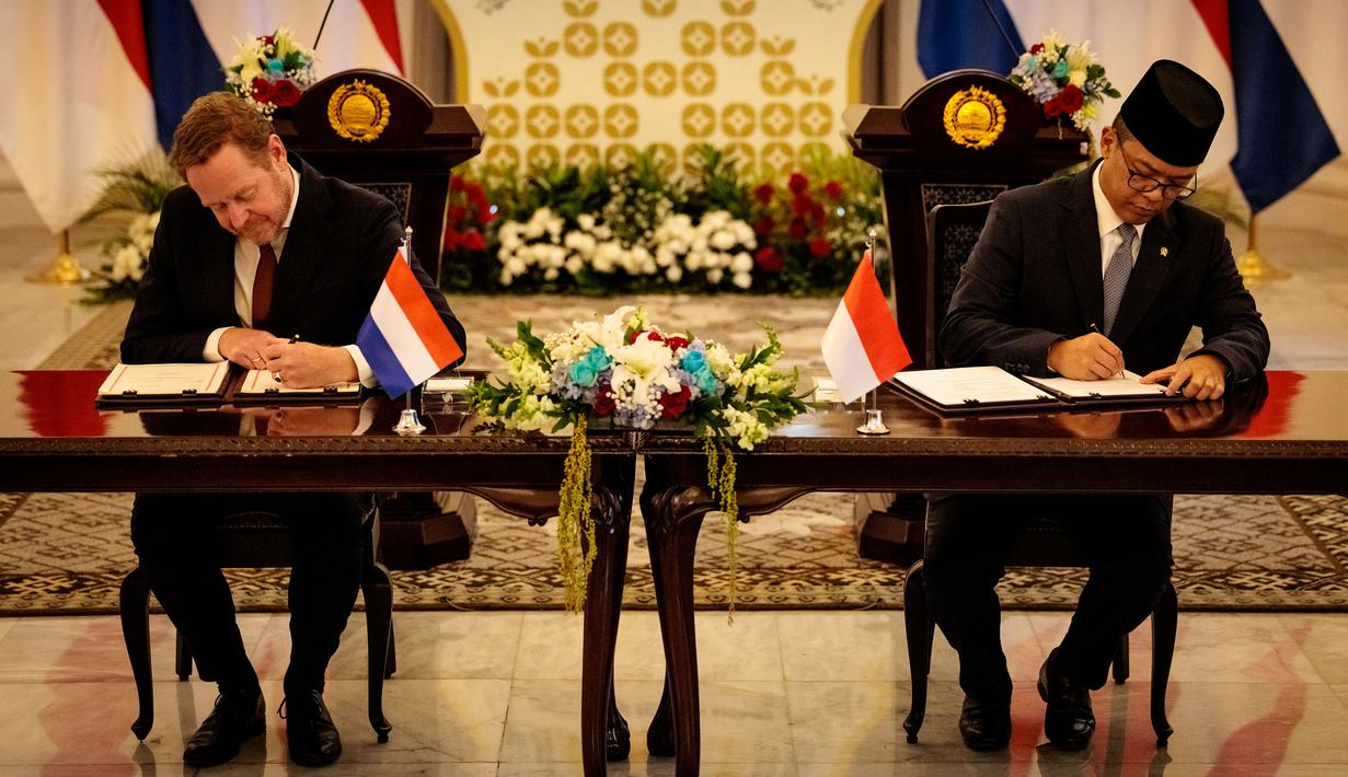 Momen tersebut berlangsung saat pertemuan resmi dengan Menteri Luar Negeri (Menlu) Indonesia, Sugiono, di Gedung Pancasila, Jakarta, Kamis (10/10/2025). (AFP/Yasuyoshi Chiba)