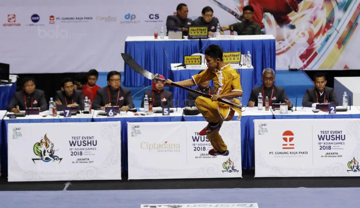 Atlet Wushu beraksi pada Kejuaraan Nasional Wushu di Sport Mall Britama Arena Kelapa Gading,Jakarta, Sabtu, (28/10/2017). Ajang tersebut juga sebagai test event Asian Games XVIII 2018. (Bola.com/M Iqbal Ichsan)