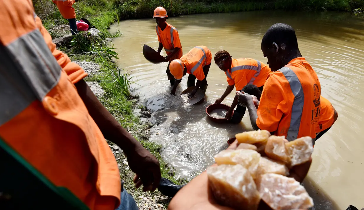 Tiguidanke Camara mendirikan perusahaan tambang emas TMG Tigui Mining Company, Pantai Gading, Sabtu (25/2). Karir baru ini menjadikan dirinya sebagai wanita pertama yang memiliki usaha tambang di Afrika Barat. (AFP Photo/ Sia Kambou)