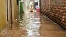 Warga memantau banjir di kawasan Cipinang Melayu, Jakarta Timur, Senin (20/2). Banjir ini merendam RW 3 hingga RW 4, Kelurahan Cipinang Melayu, Kecamatan Cipinang Muara. (Liputan6.com/Yoppy Renato)