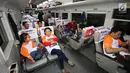Suasana pemudik kereta tujuan Solo di Stasiun Gambir, Jakarta, Selasa (12/9). Kegiatan mudik gartis merupakan Program BNI Digimudik 2018 yang pendaftarannya dilakukan secara online. (Liputan6.com/Fery Pradolo)