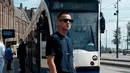Herjunot Ali tampil dengan gaya sporty saat berada di luar negeri. Kacamata hitam pun tak lepas dari penampilan pria 36 tahun ini. (Liputan6.com/IG/@herjunotali.studio)
