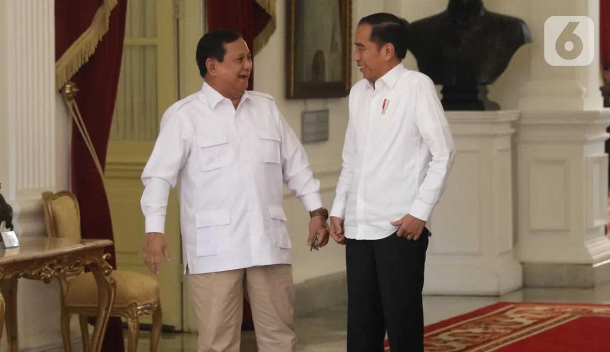 Presiden Joko Widodo tertawa saat menerima Ketua Umum Partai Gerindra Prabowo Subianto di Istana Merdeka, Jakarta, Jumat (11/10/2019). Dalam pertemuan tersebut mereka membahas permasalahan bangsa dan koalisi. (Liputan6.com/Angga Yuniar)