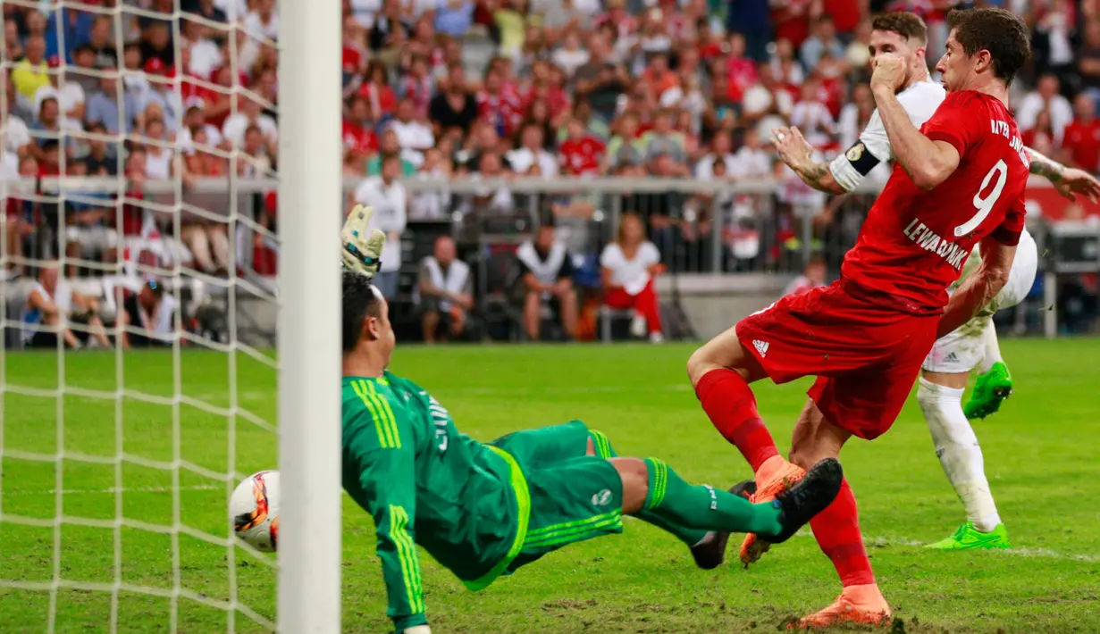Striker Robert Lewandowski saat mencetak gol satu – satunya  bagi Bayern Muenchen pada laga final  Audi Cup 2015, Allianz Arena , Munich , Jerman, Kamis (6/8/2015). Bayern Muenchen menang dengan skor 1-0. (Reuters/Jason Cairnduff)