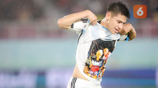 Foto: Gol Dianulir, Claudio Echeverri Batal Beri Kado Perpisahan untuk Mendiang Sang Nenek