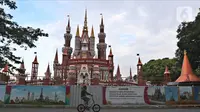Pengunjung bersepeda di Taman Mini Indonesia Indah (TMII), Jakarta, Rabu (7/4/2021). Kementerian Sekretariat Negara secara resmi mengambil alih pengelolaan dan pemanfaatan TMII dari Yayasan Harapan Kita yang sudah dikelolanya hampir 44 tahun. (Liputan6.com/Herman Zakharia)