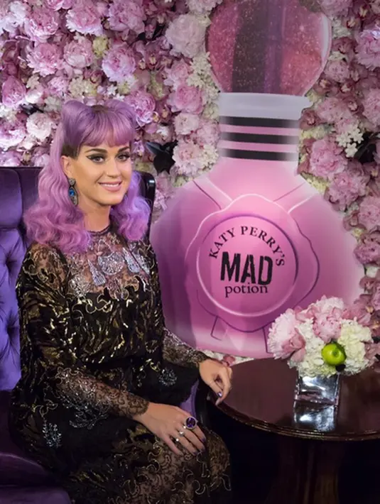 Katy Perry kerap tampil memukau didukung dengan gaya rambutnya yang unik. Salah satunya dengan rambut berwarna ungu ini Katy Perry hadir dalam launching parfum miliknya. (Via instagram/@katyperry)